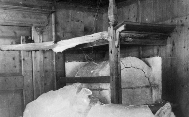 Alte Bauernstube versunken im See